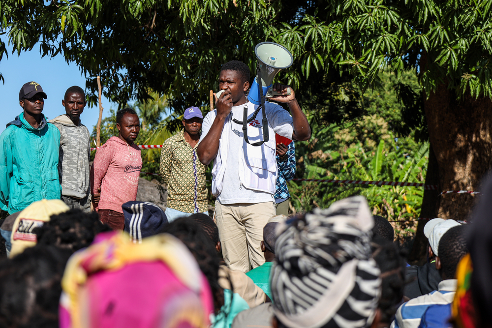 Logistiek medewerker, Jamal Gonçalves, legt uit wat er in de kits met hulpgoederen van Artsen zonder Grenzen zit aan pas ontheemde gezinnen in Mumane, een gemeenschap in de buurt van de stad Montepuez.