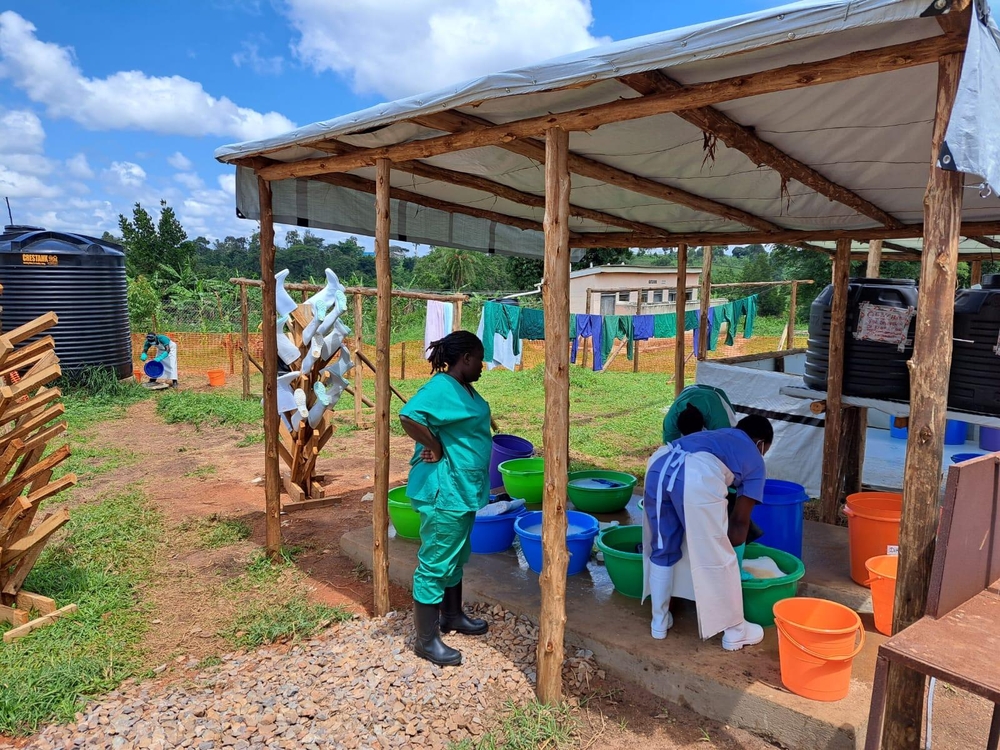 L'unité Ebola de Madud, avec 8 lits, est opérationnelle. Ici, nos équipes travaillent avec le ministère de la Santé pour dépister les patients suspectés d'être atteints d'Ebola. Sam Taylor, 23 octobre 2022
