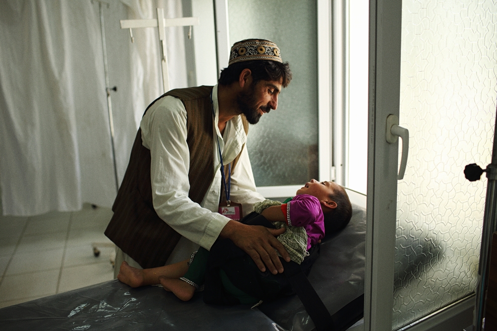 Un père et son fils à l'hôpital de Kunduz avant l'attaque du 3 octobre 2015