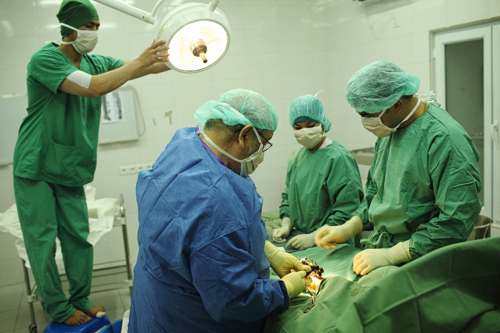 Une opération dans le centre de traumatologie de Kunduz avant l'attaque du 3 octobre 2015