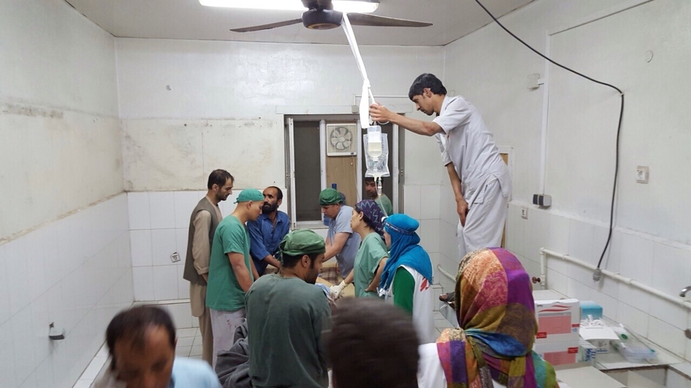 Des médecins dans une salle d'opérations avant le bombardement du 3 octobre 2015