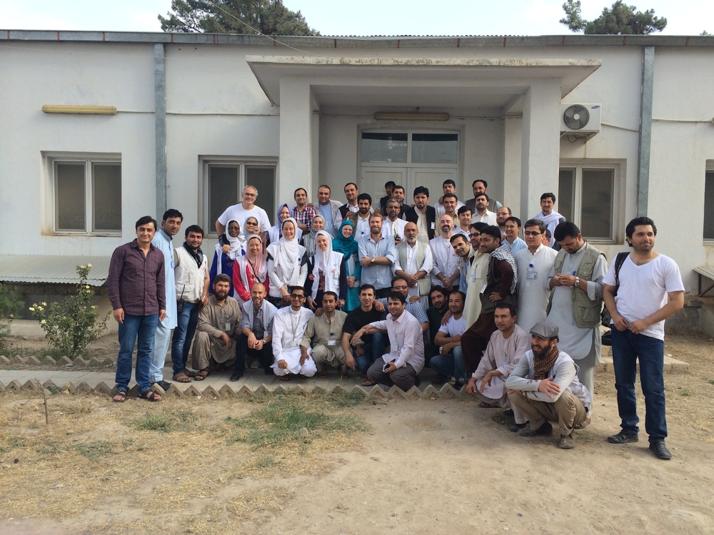 L'équipe en août 2015 devant le centre de traumatologie de Kunduz