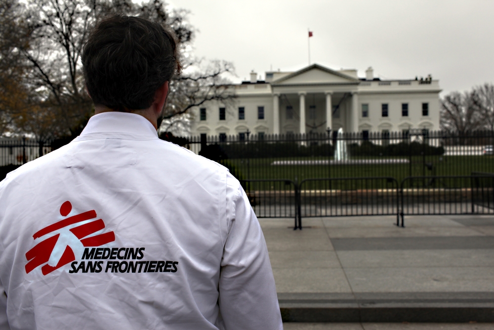 Un collaborateur MSF devant la maison blanche à Washington