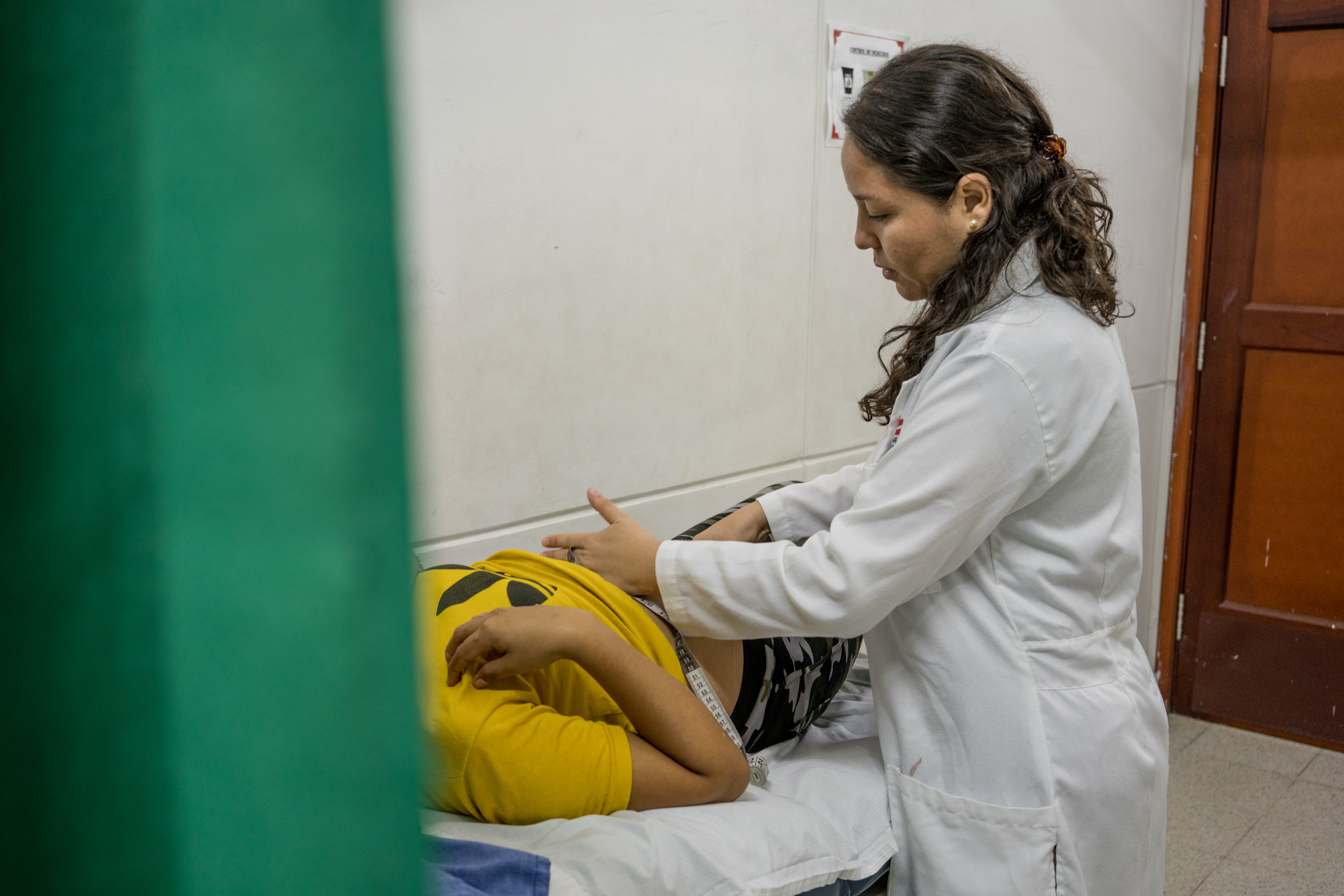  Eva Hazel Banegas Reyes, médecin chez MSF, en consultation avec une patiente au centre de santé maternelle et infantile de Choloma, au Honduras. © Dominic Bracco, mai 2017
