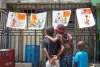 Des enfants du bidonville de Martissant lisent les messages de promotion de la santé pour prévenir le choléra. © Lauranne Grégoire, mars 2017