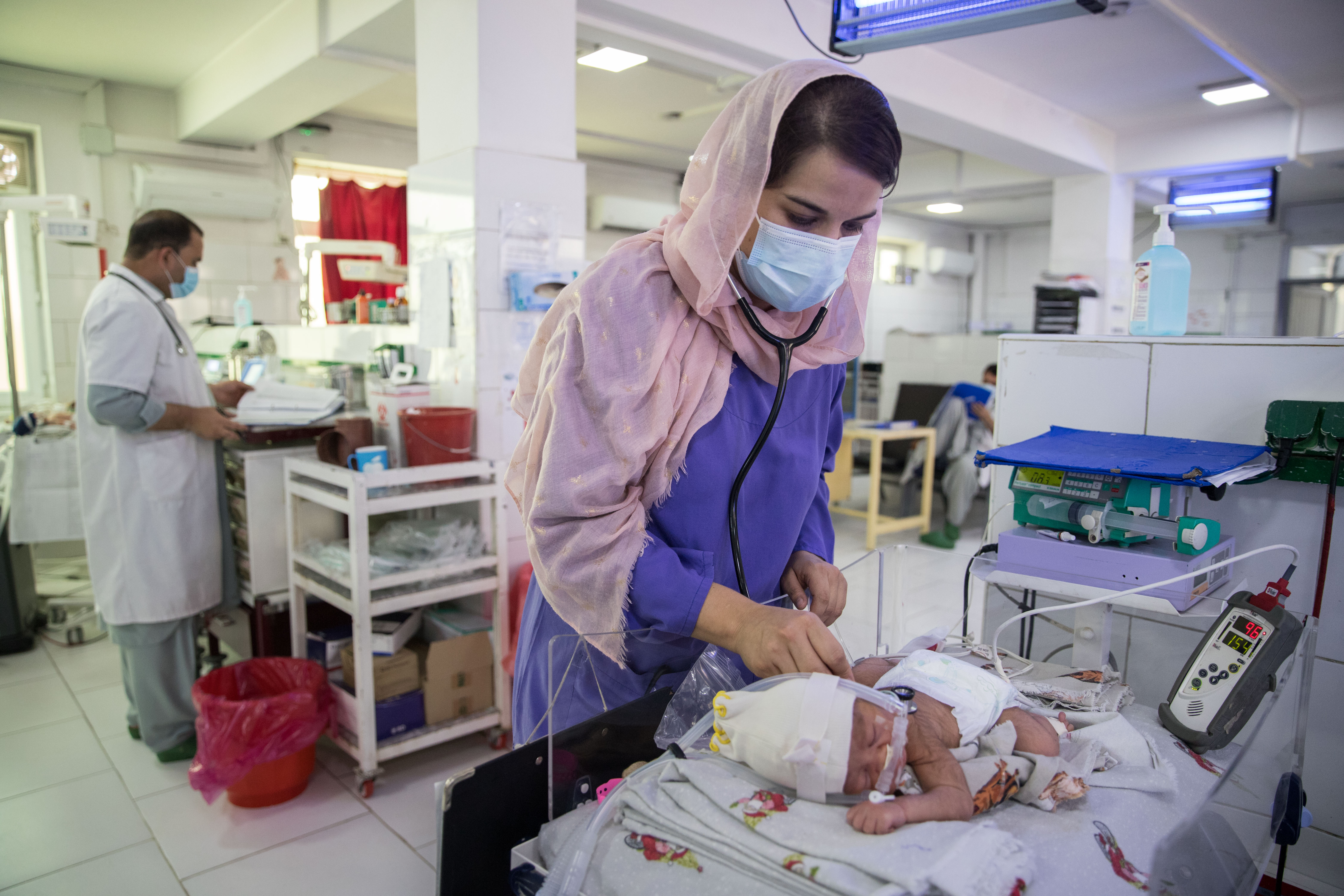 Kinderarts van Artsen Zonder Grenzen zorgt voor pasgeboren baby op de neonatale afdeling van AZG