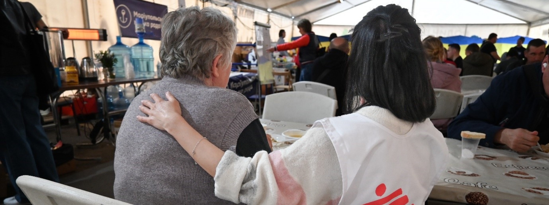 Psychologische bijstand in Zaporizhzhia -MSF Psycholoog Marina Popova verleent psychologische bijstand aan een vrouw die net met de bus is aangekomen in het opvangcentrum van Zaporizhzhia - 02/05/2022 - ©Pau Miranda. 