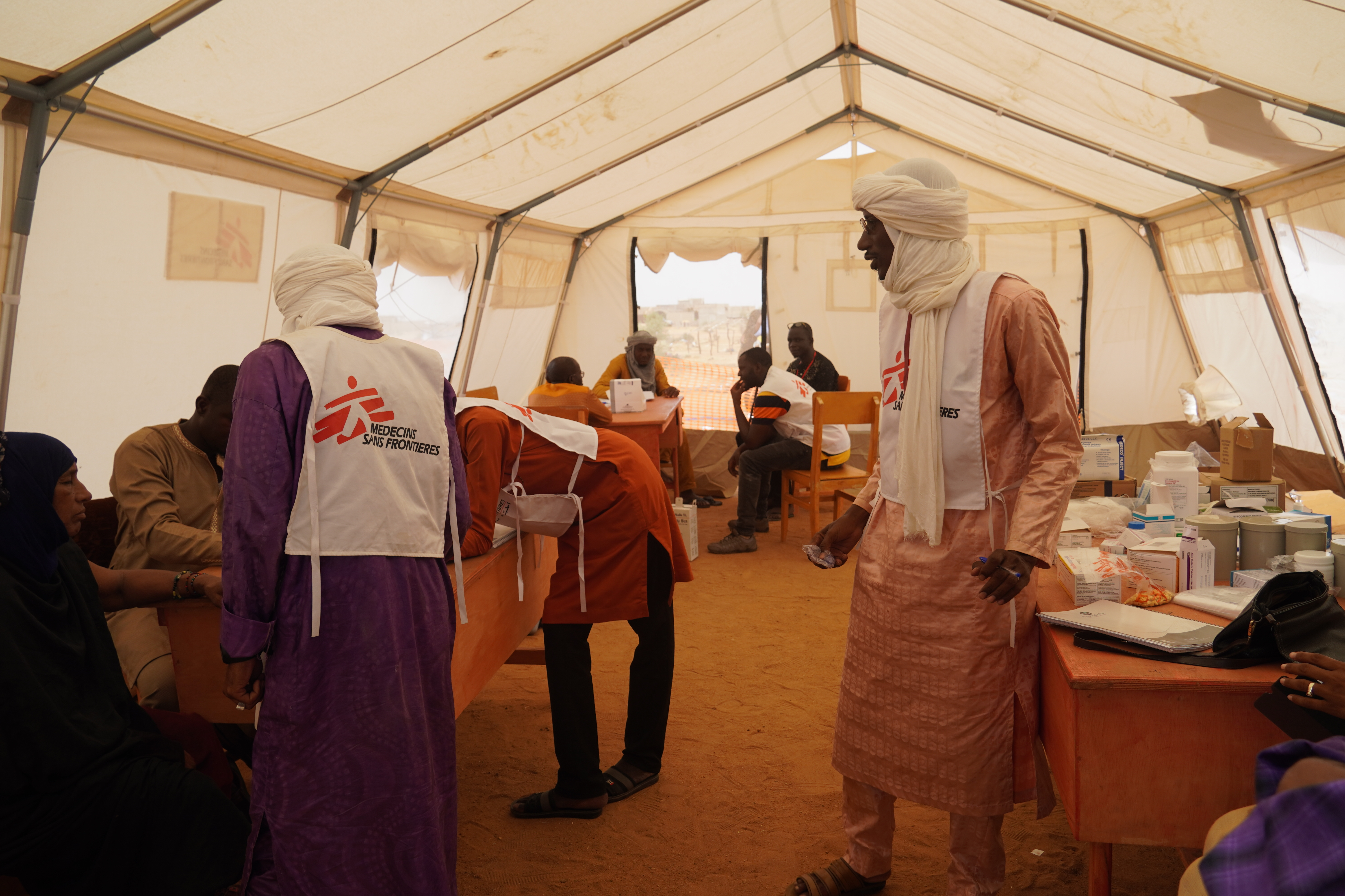 Personnel MSF dans la tente médicale