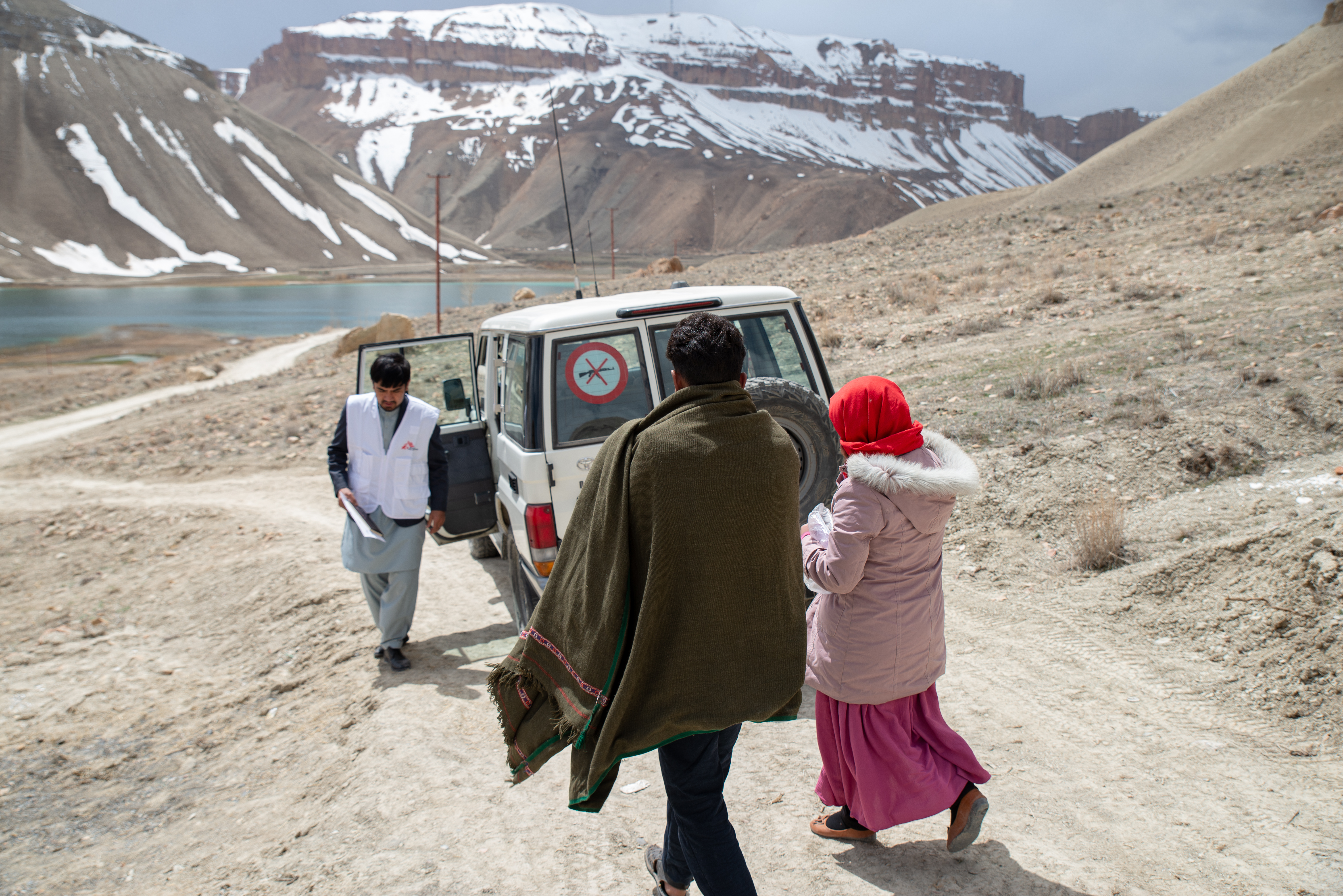 MSF medewerker en 2 mensen in de bergen