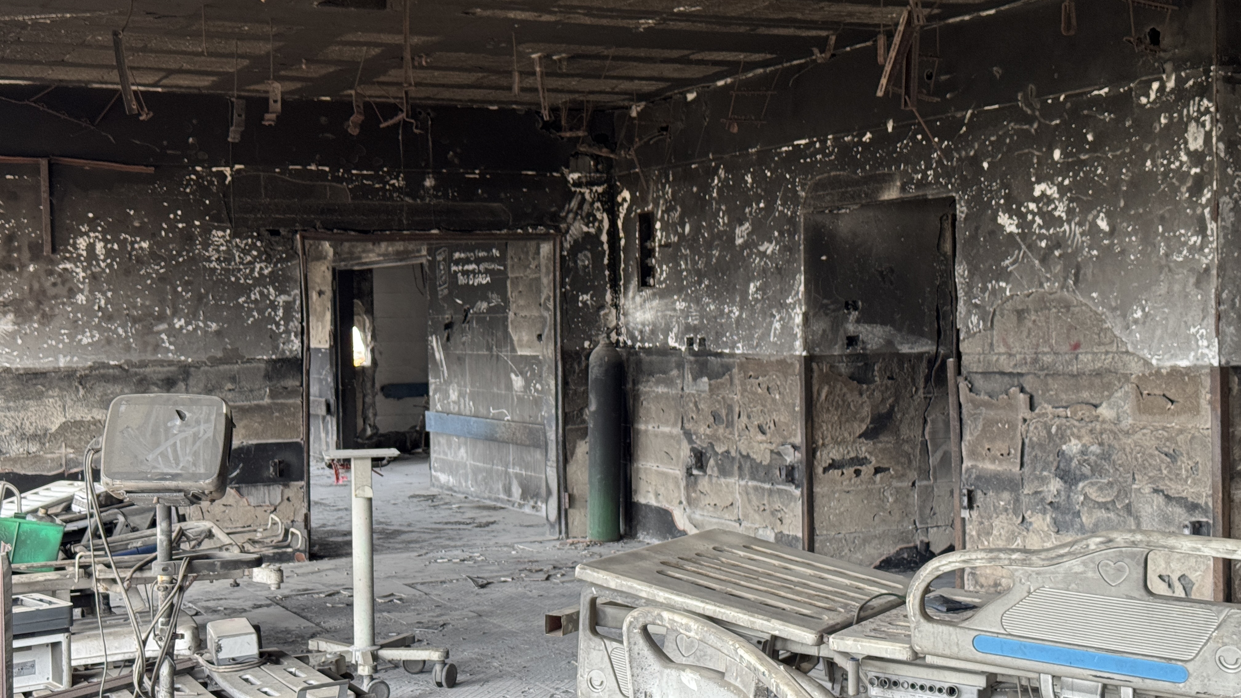 À l’intérieur de l’hôpital Al Shifa, où tout a été détruit par la guerre.
