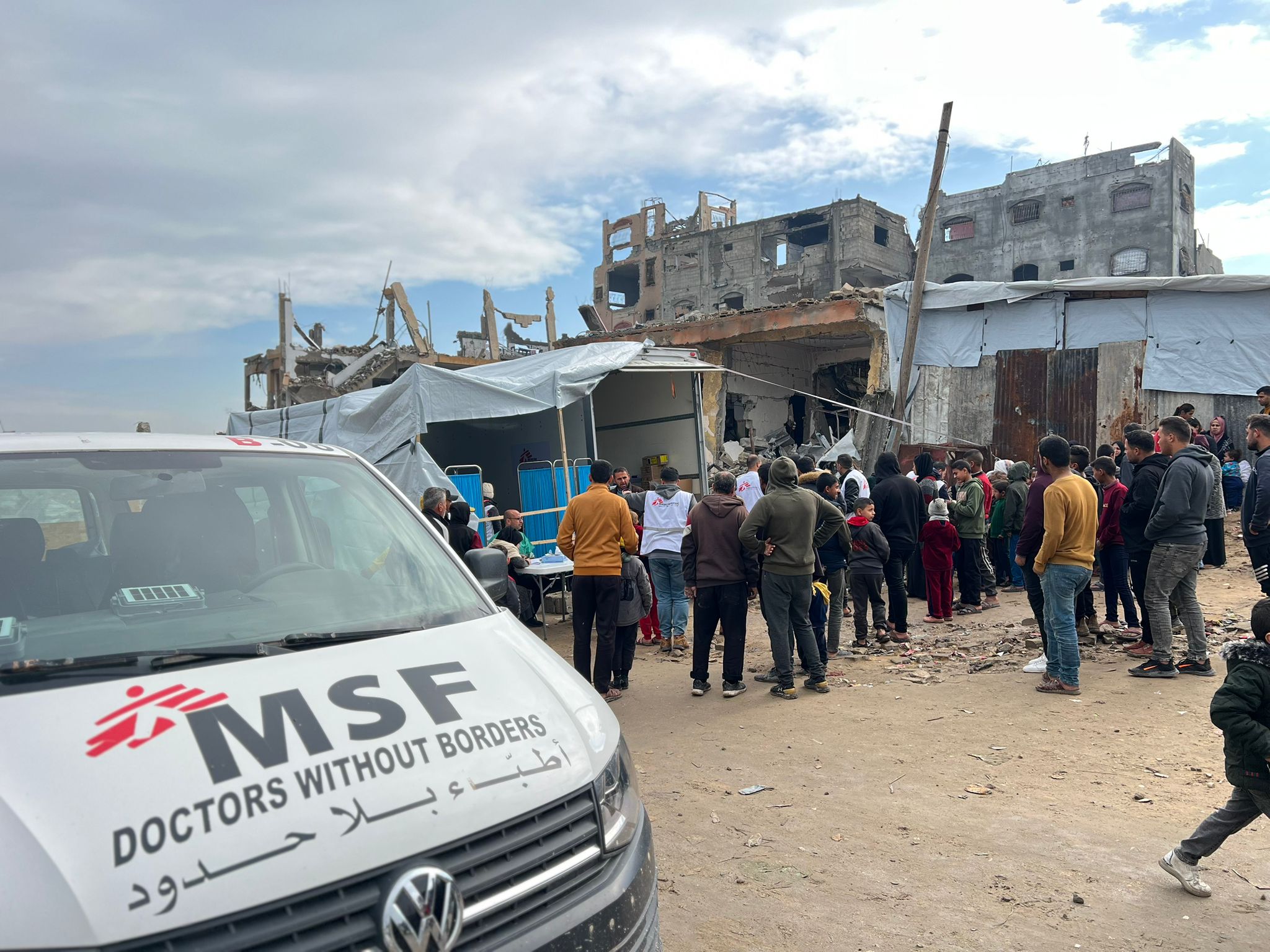 Depuis le 1er février, les équipes de MSF soutiennent les populations du nord de Gaza grâce à des cliniques mobiles pour fournir des soins médicaux. Les services incluent des consultations générales, le traitement des maladies non transmissibles, des consultations en santé sexuelle et reproductive, des soins de pansements, de la promotion de la santé et de la nutrition.