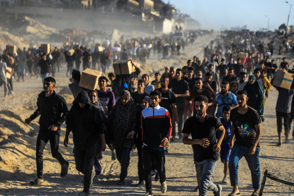 Des Palestiniens au site de distribution de la GHF à Netzarim risquent leur vie pour recevoir de la nourriture. ©MSF