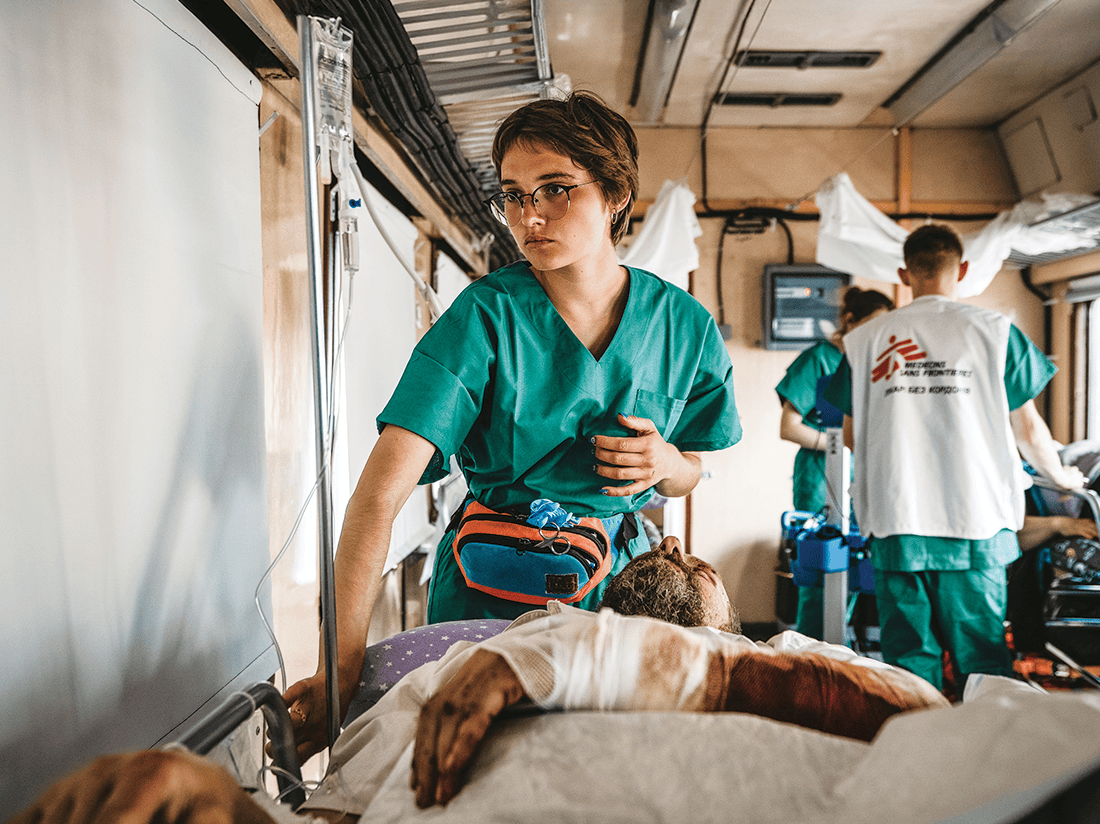 Équipe MSF devant un véhicule d’intervention