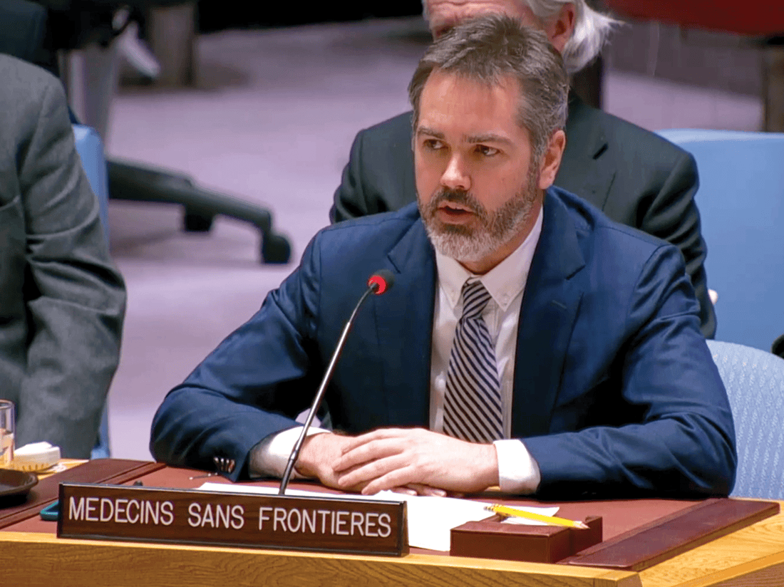 Soins à l’intérieur d’une tente MSF