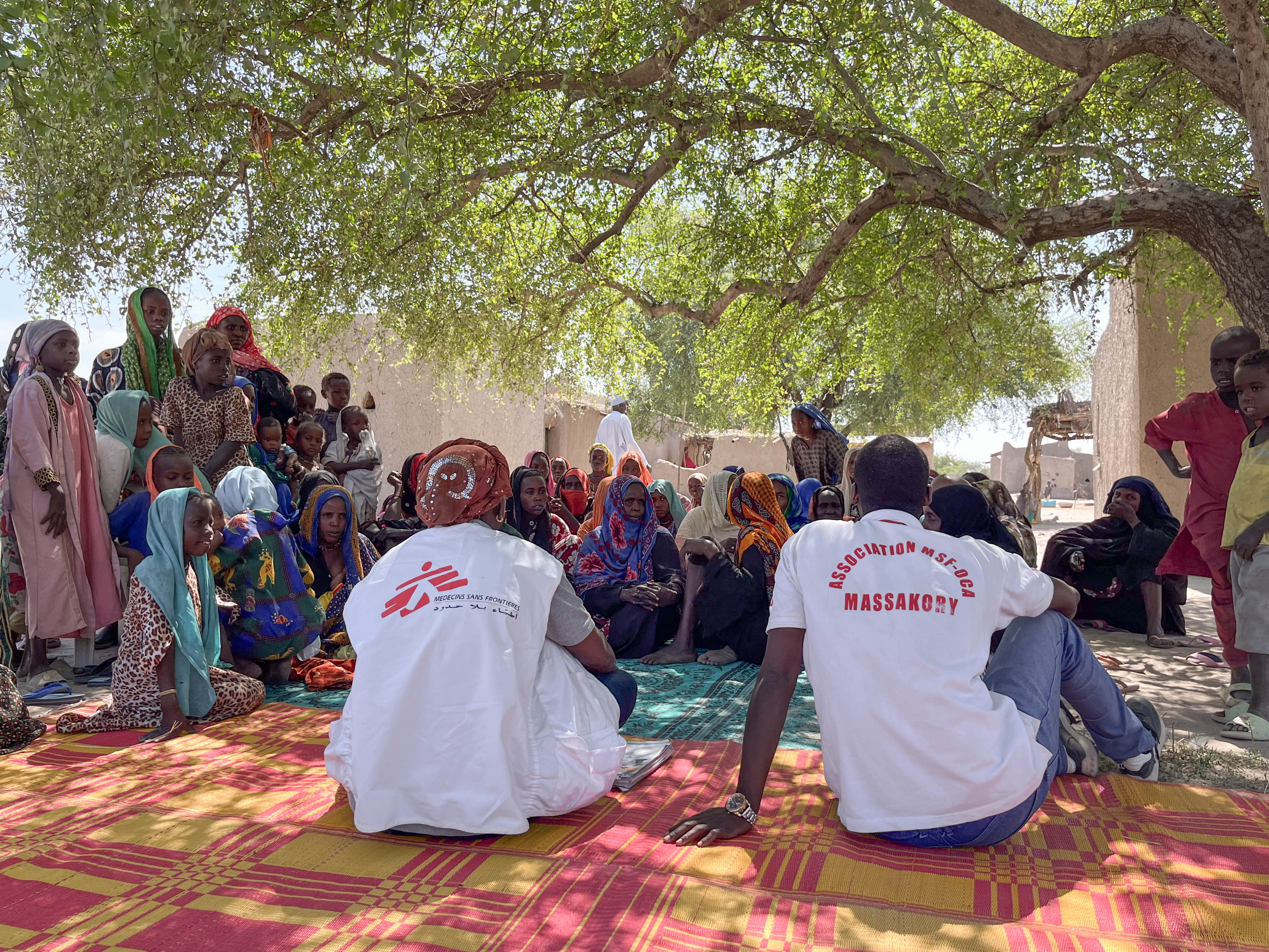 AZG-medewerkers geven uitleg over ondervoeding.