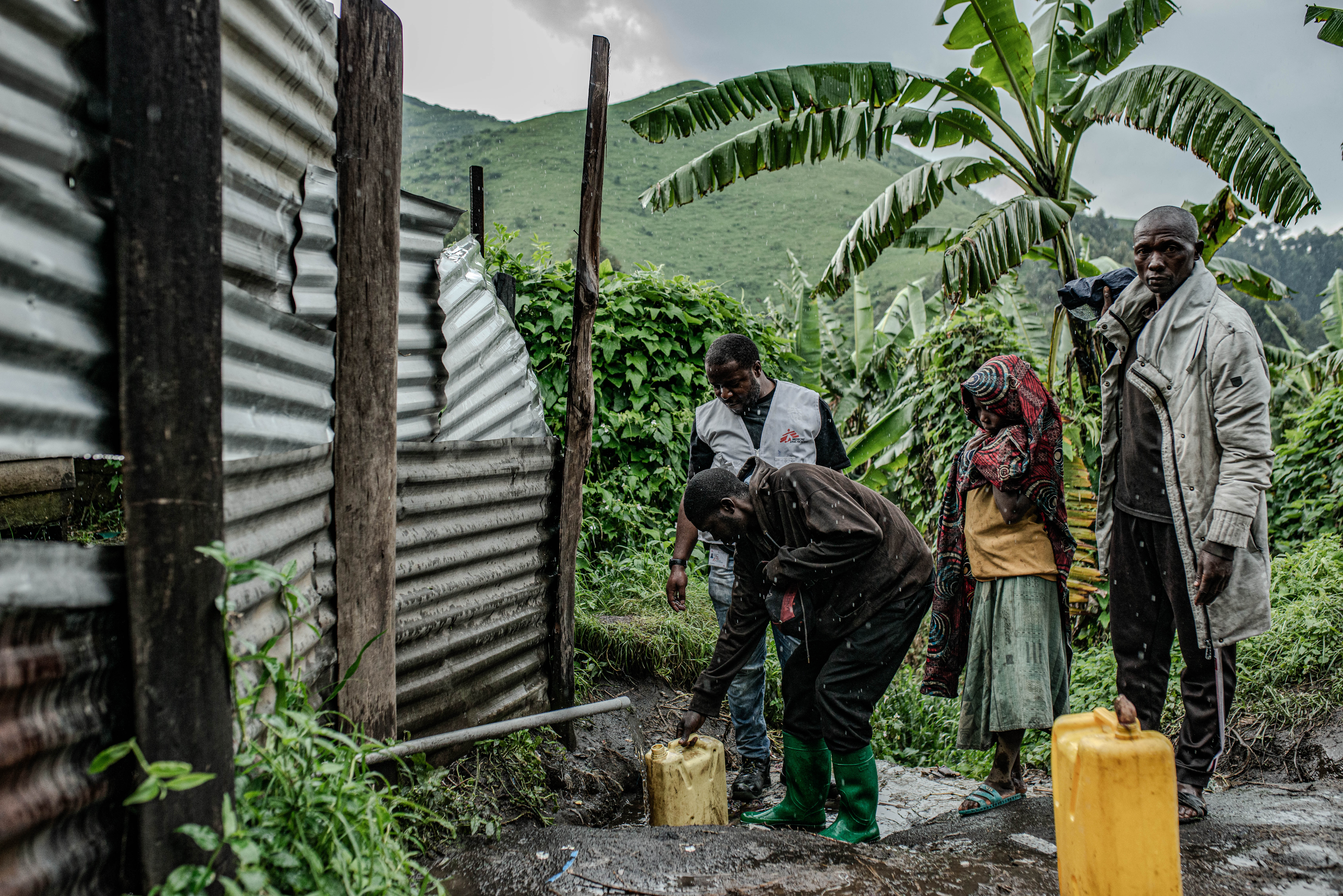 Mensen halen water met emmers