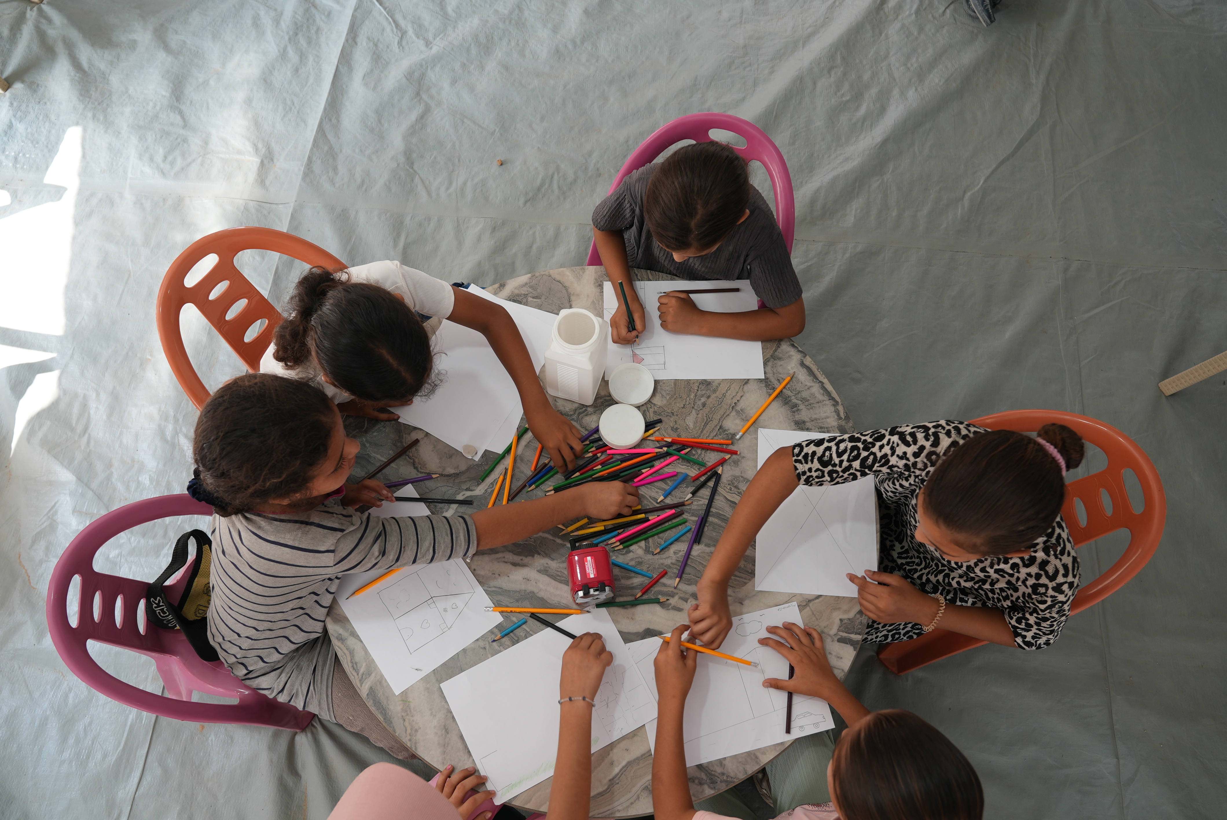 des enfants qui dessinent