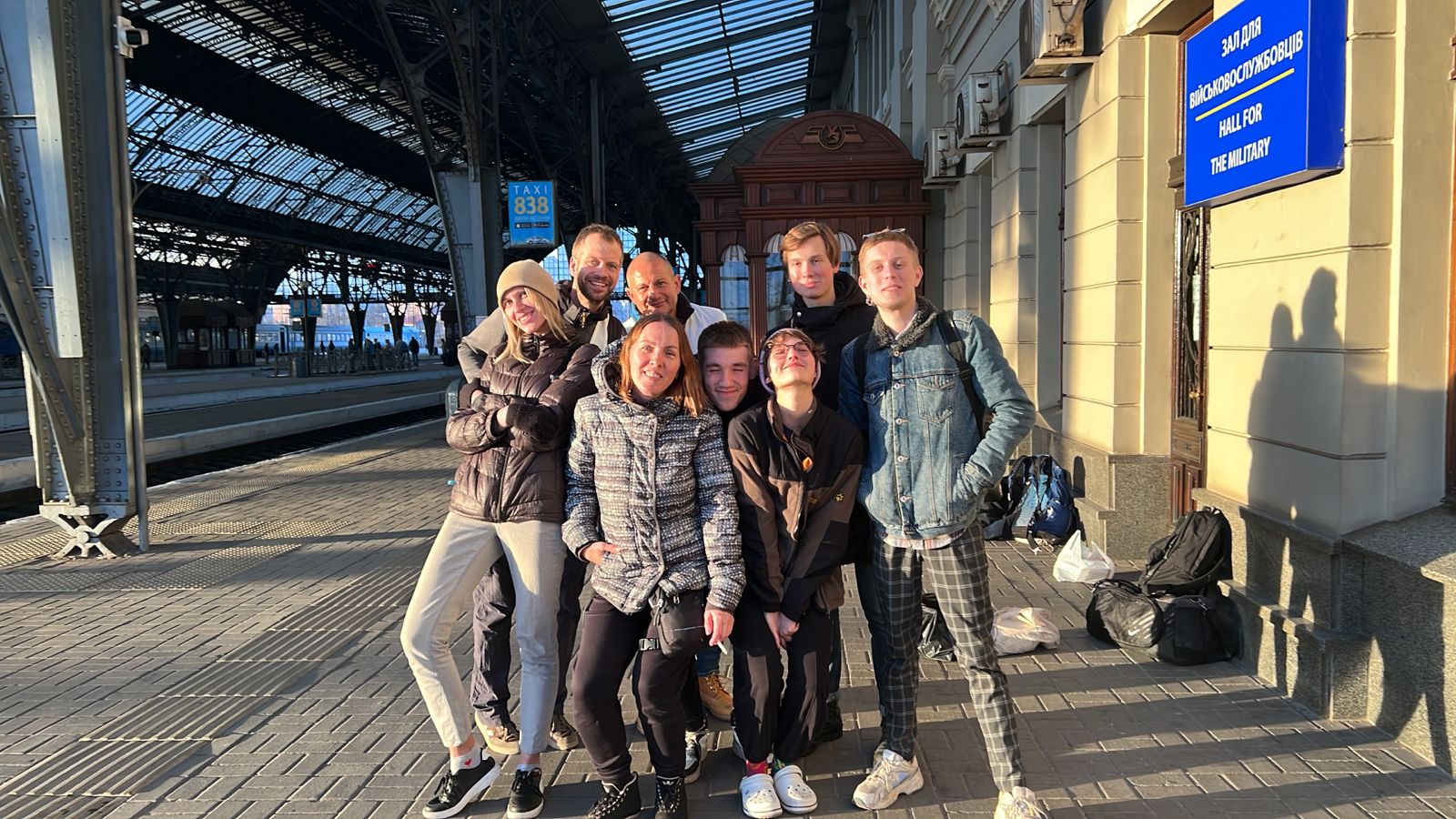 Het team van jonge, enthousiaste Oekraïense verpleegkundigen staat te popelen om te vertrekken aan het station