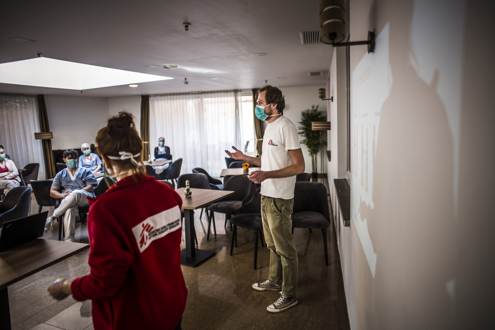 Een mobiel team geeft training aan het personeel van een Brussels woonzorgcentrum. 
