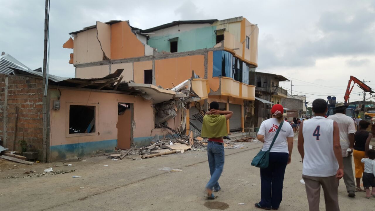Bâtiments après le tremblement de terre du 16 avril 2016