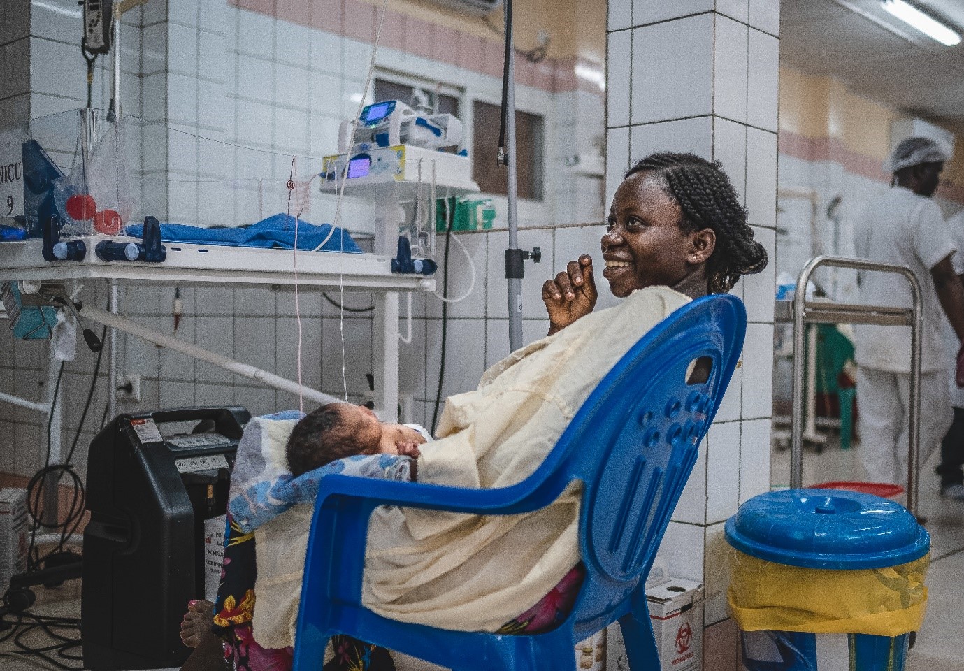Ebokossi Benicia, 15 ans, avec son premier enfant né prématurément à 36 semaines de grossesse et souffrant de détresse respiratoire. L'enfant est pris en charge à l'unité de soins intensifs du service d'urgence de néonatologie soutenu par MSF, Centre hospitalier communautaire (CHUC), Bangui, République centrafricaine, le 24 octobre 2022 - ©MSF 