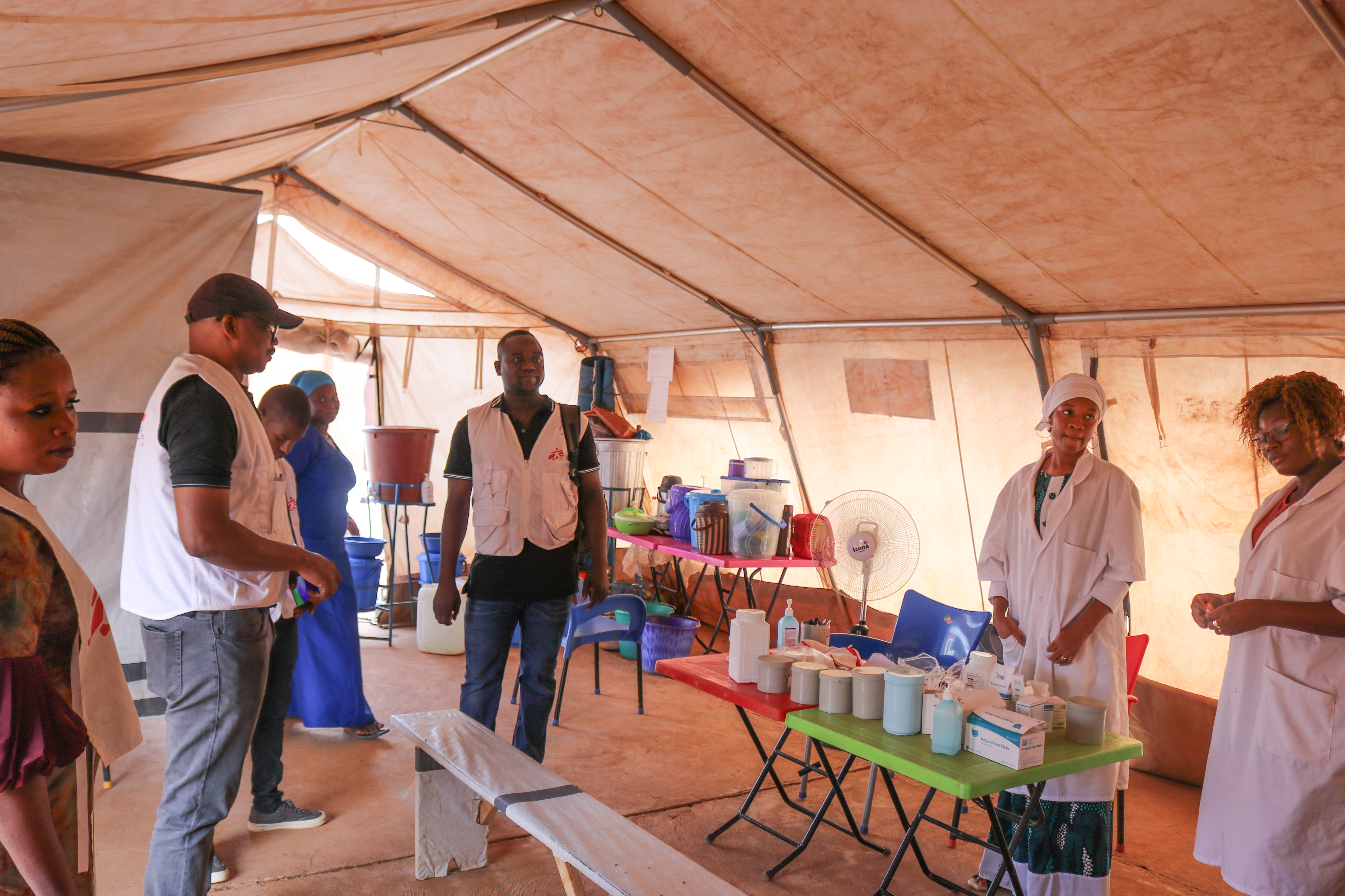 Les équipes MSF présentes sur le site de la clinique mobile à Kaya au Burkina Faso. Mars 2022. © MSF/Mohamed El-Habib Cisse