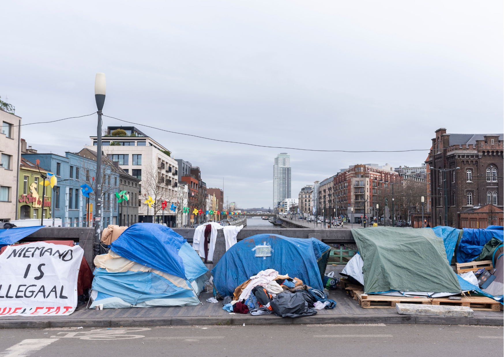 Tentes le long du canal