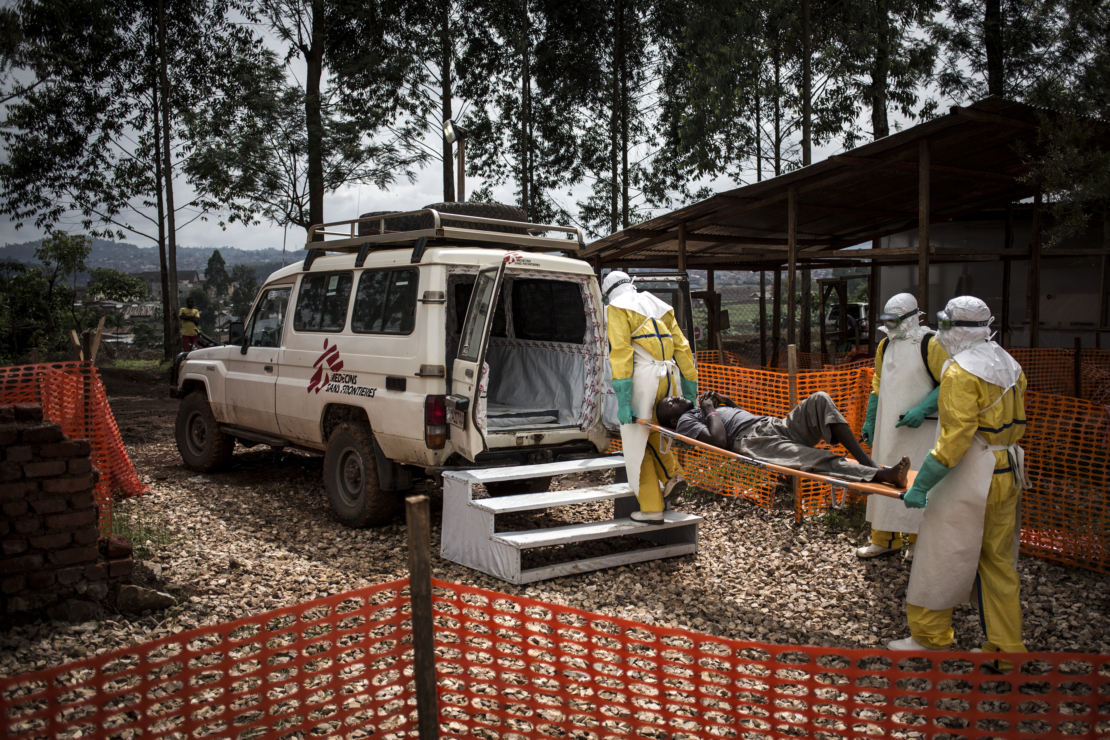 Une équipe médicale entre dans la zone à haut risque du centre de traitement Ebola de Mangina. Ils administrent l'un des cinq traitements Ebola à un garçon de sept ans arrivé deux jours auparavant à un stade très avancé de la maladie. Il est très important de surveiller la perfusion et d’adapter la quantité de gouttes par minute