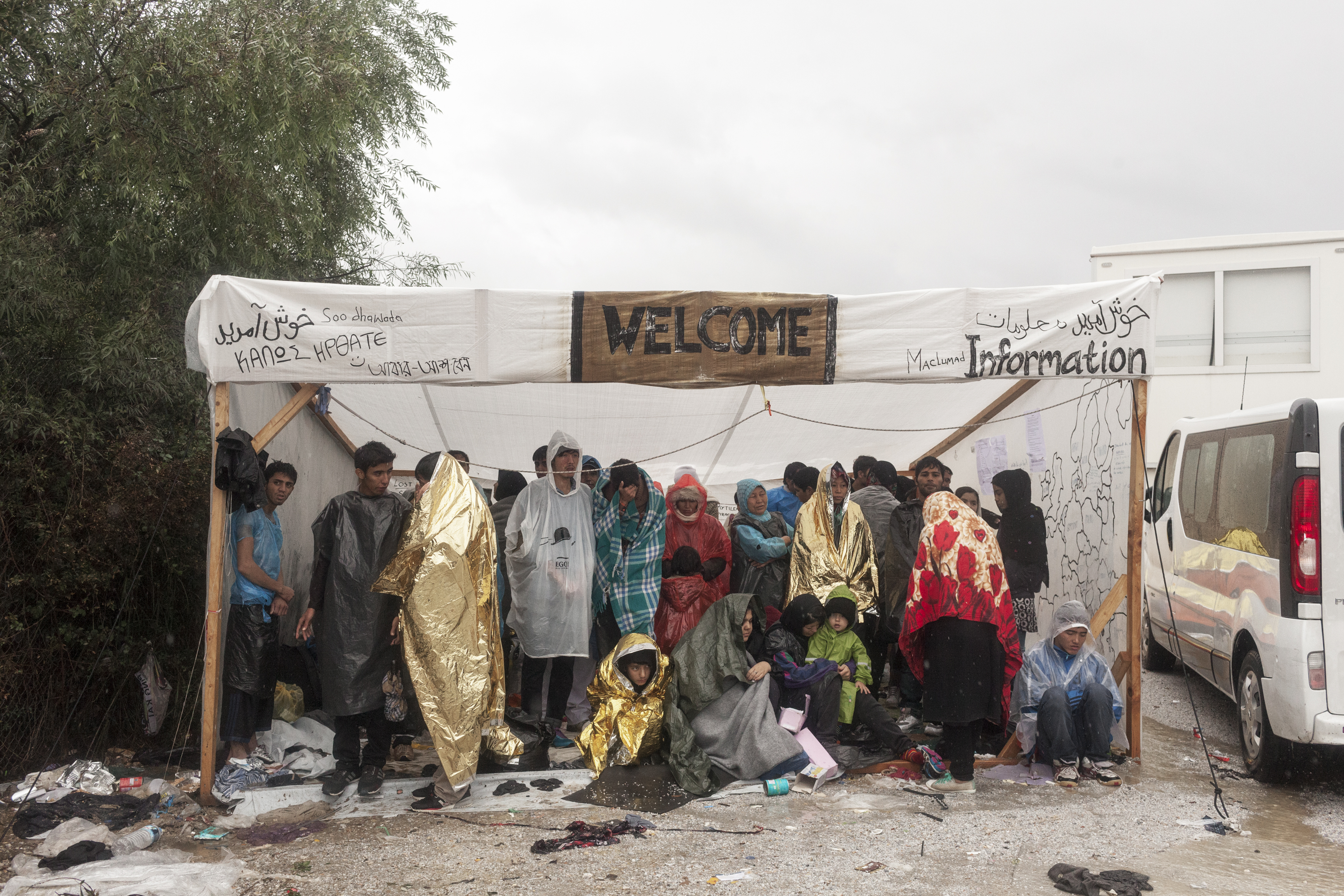  Camp de Moria, Lesbos, Grèce. Surpeuplé, de nombreux occupants sont contraints de dormir dehors, avec pour seule protection une bâche en plastique ou du carton © Alessandro Penso