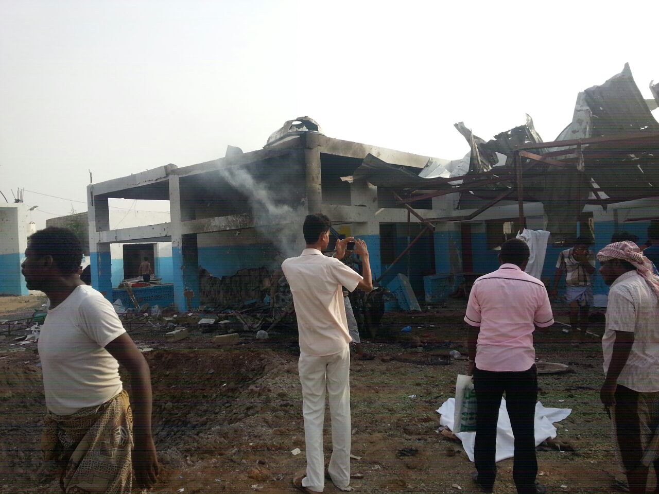 Het Abs-ziekenhuis in Noordwest-Jemen is deels verwoest door een luchtaanval. Elf mensen kwamen om het leven.