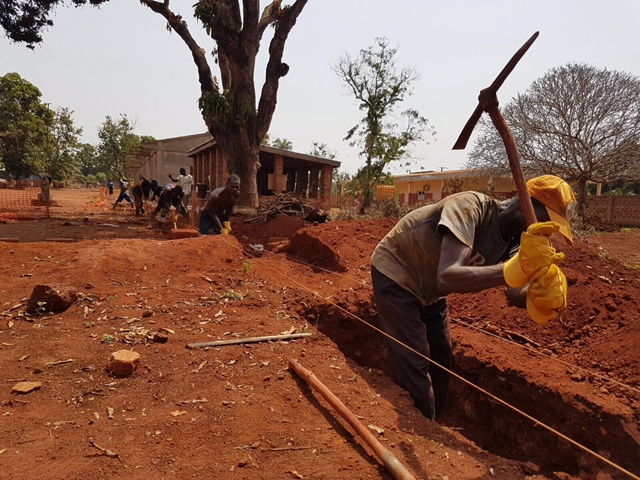 Nouveaux creusements pour acheminer l'eau vers la nouvelle salle des urgences de l'hôpital de Bangassou