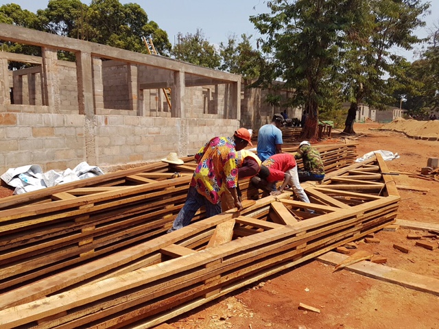 L'arrivée des poutres durant le mois de février pour la construction de l'hôpital de Bangassou 