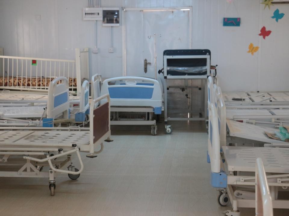 ‘Het was hier altijd druk, mensen die praatten, lachten. Nu zijn onze verpleegafdelingen leeg en stil,’ aldus Marjan Besuijen, projectcoördinator van Artsen zonder Grenzen voor de kliniek in Zaatari. 29 november 2016