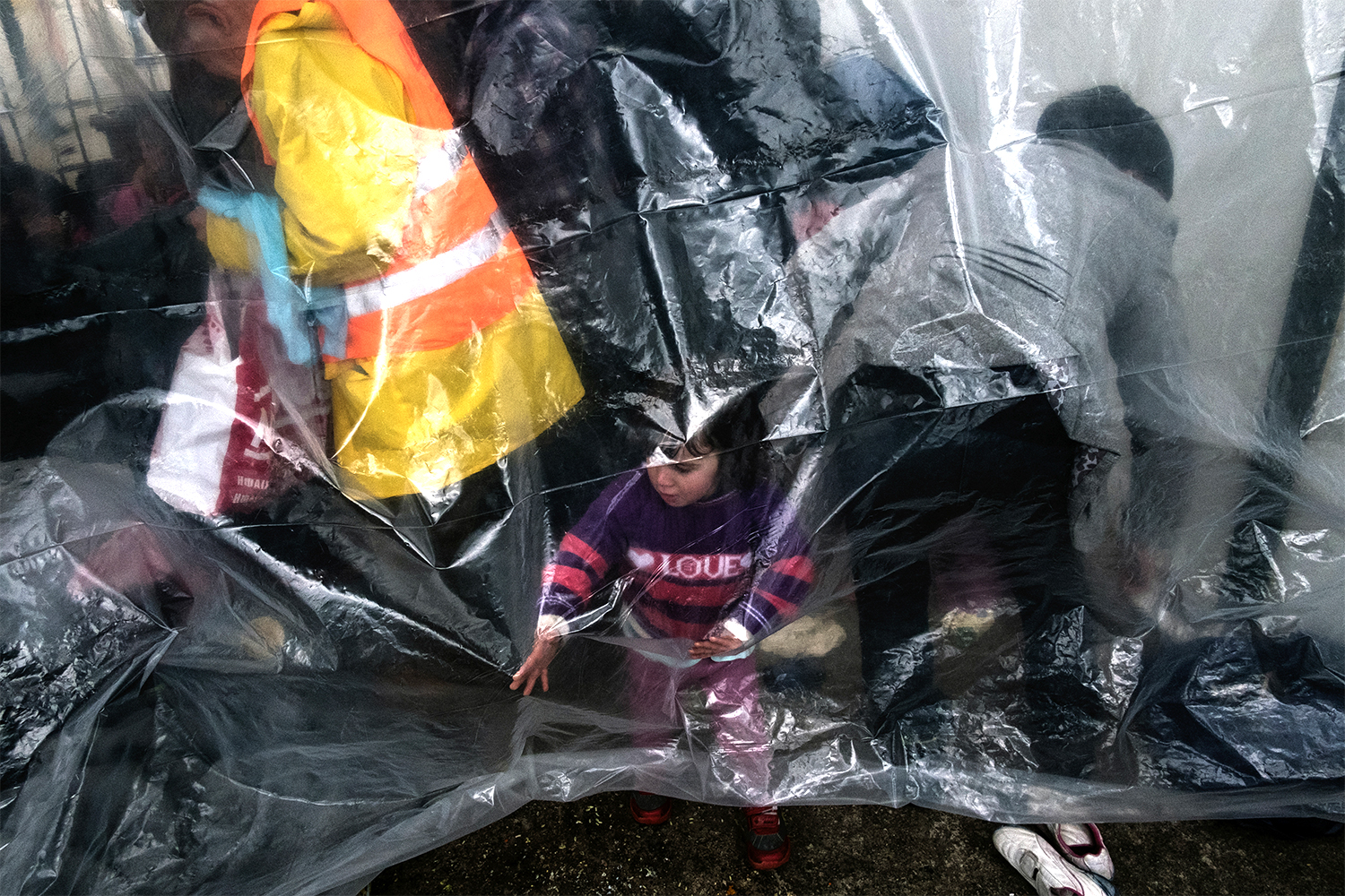 Iraakse Yazidi-gezinnen wachten in de haven Mytilene, op het Griekse eiland Lesbos. © Konstantinos Tsakalidis