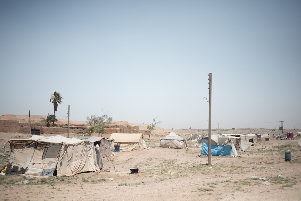 Image d'archive d'un camp de déplacés près de Raqqa. L'été dernier, les camps du nord-est et du nord-ouest de la Syrie et leurs environs ont souffert d'un manque d'eau considérable. Un approvisionnement en eau et un assainissement adéquats sont tout simplement très importants pour éviter une épidémie de choléra ou limiter sa propagation. © Florent Vergnes, juin 2021