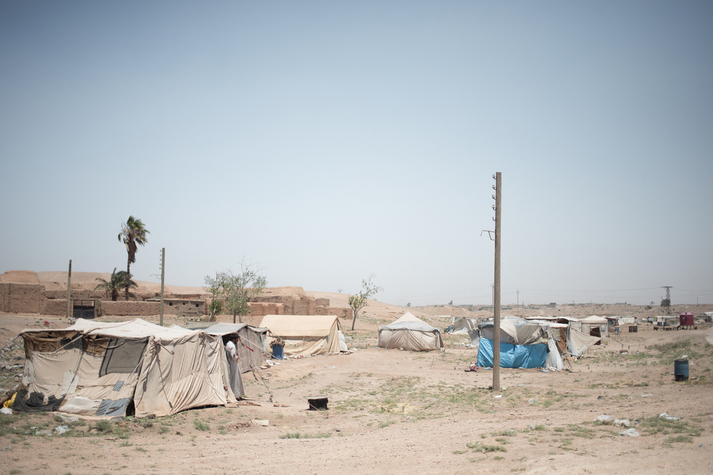 Archiefbeeld van een ontheemdenkamp in de buurt van Raqqa. In de zomer van vorig jaar heerste ene uitgebreide waterschaarste in en rond de kampen in Noordoost- en Noordwest-Syrië. Degelijke watervoorziening en sanitair is net heel belangrijk om een uitbraak van cholera te vermijden of de verspreiding ervan te beperken. 