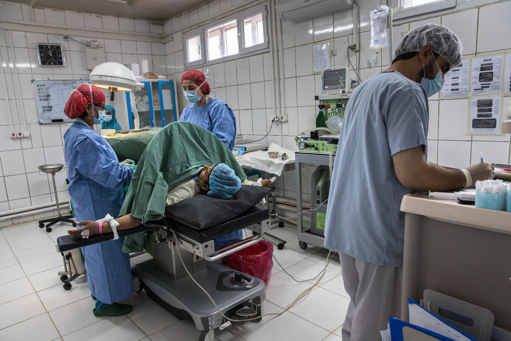 Onze kraamkliniek in Khost is oorspronkelijk bedoeld voor vrouwen met geconpliceerde zwangerschappen. In dit operatiekwartier kunnen we hen chirurgische zorg bieden. We hebben nu onze gespecialiseerde zorg opengezet voor álle vrouwen in de regio. 
