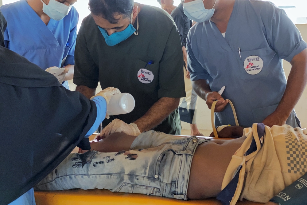 Ons chirurgisch team aan het werk op 28 november. In ons veldhospitaal in Mokka stromen de oorlogsgewonden de afgelopen weken massaal toe. 