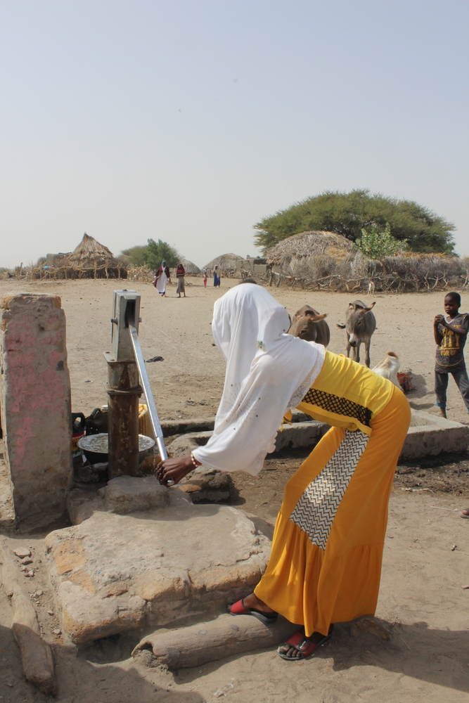 Een jong meisje pompt water in een dorp bij Massakory in de provincie Hadjer Lamis, Tsjaad. Het water smaakt zout en is vies, maar de dorpen hebben geen andere keuze dan het te drinken. 