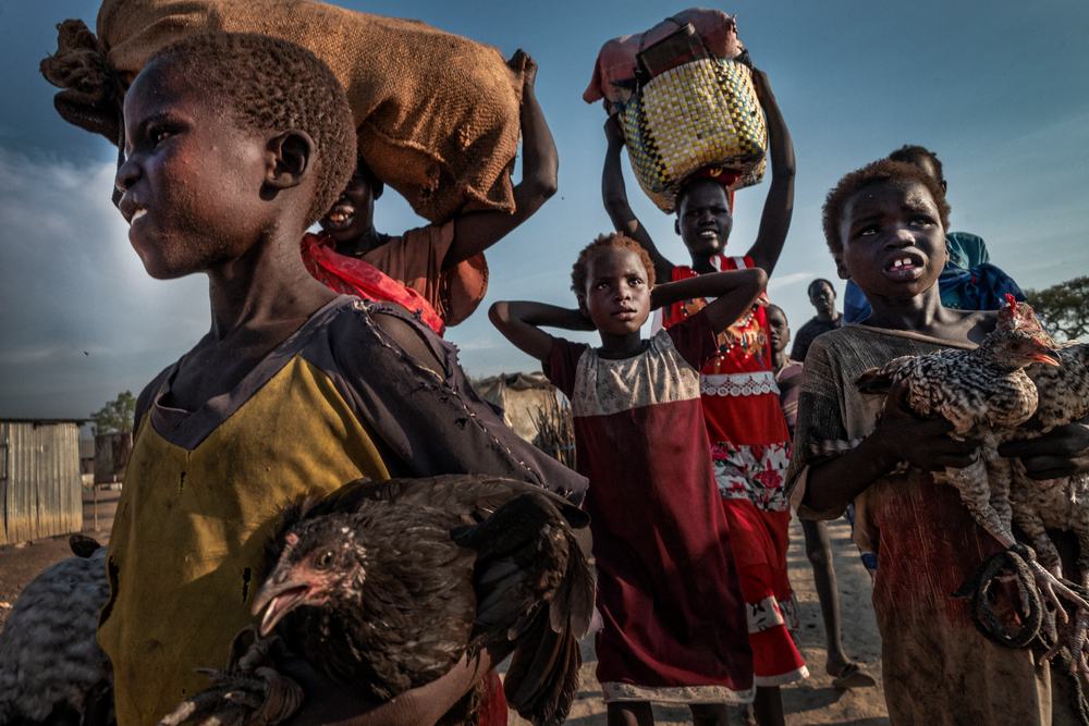 Nieuwe mensen komen nog elke dag toe in het ontheemdenkamp van Bentiu. Deze mensen leefden al drie maanden op een verhoogd stukje gras, tot het water genoeg gezakt was om naar Bentiu te kunnen trekken.