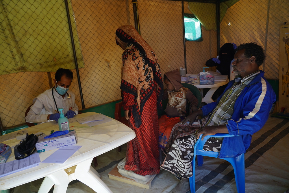 Een van onze mobiele klinieken, waar onze teams de ontheemden basiszorg kunnen bieden. Abdu is op conslutatie met twee van zijn dochters. Ze hoesten, hebben diarree en hoofdpijn.  