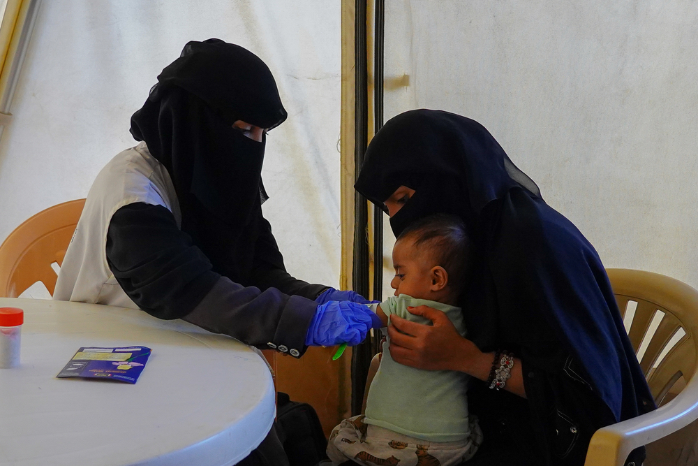 Twee derden van onze patiënten in Marib zijn kind. We zien een stijging in ondervoeding bij onze patiënten. Dit kind wordt opgemeten en gewogen. Het lijdt aan acute en ernstige ondervoeding.