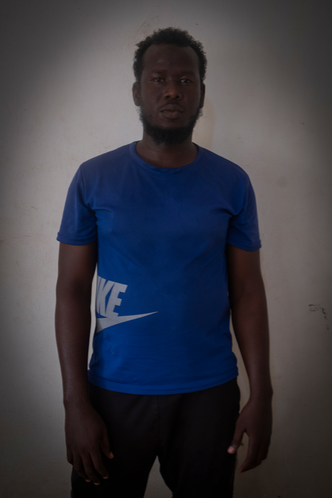 Dit is Mohamed, uit Darfoer, Soedan. "We kwamen naar Libië via Tsjaad. Er waren vrouwen en kinderen bij ons. Plots sneed een auto ons de weg af. Onze vrouwen werden voor onze ogen verkracht. Dat draag ik mijn hele leven mee. Mijn kleine broertje probeerde de zee over te steken, maar hij verdronk. Dat was op 7 juni". 