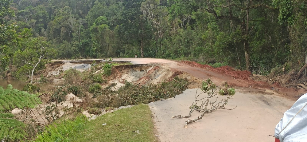 Sommige gebieden zijn heel moelijk te bereiken. Door stijgend water of landverschuivingen, zoals hier op de weg tussen Ifanadiana en Mananjary