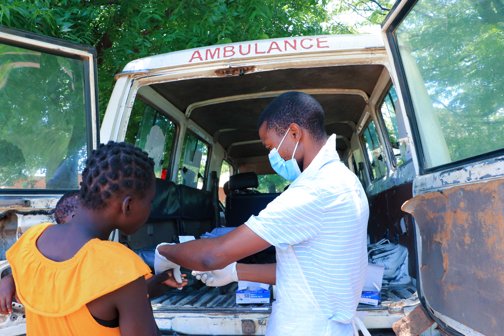 Met mobiele klinieken gaan we in de kampen om mensen de medische zorg te biedne die ze nodig hebben. We ondersteunen deze mobiele klinieken oa. met medicijnen en personeel. © Angela Jimu, 10 februari '22