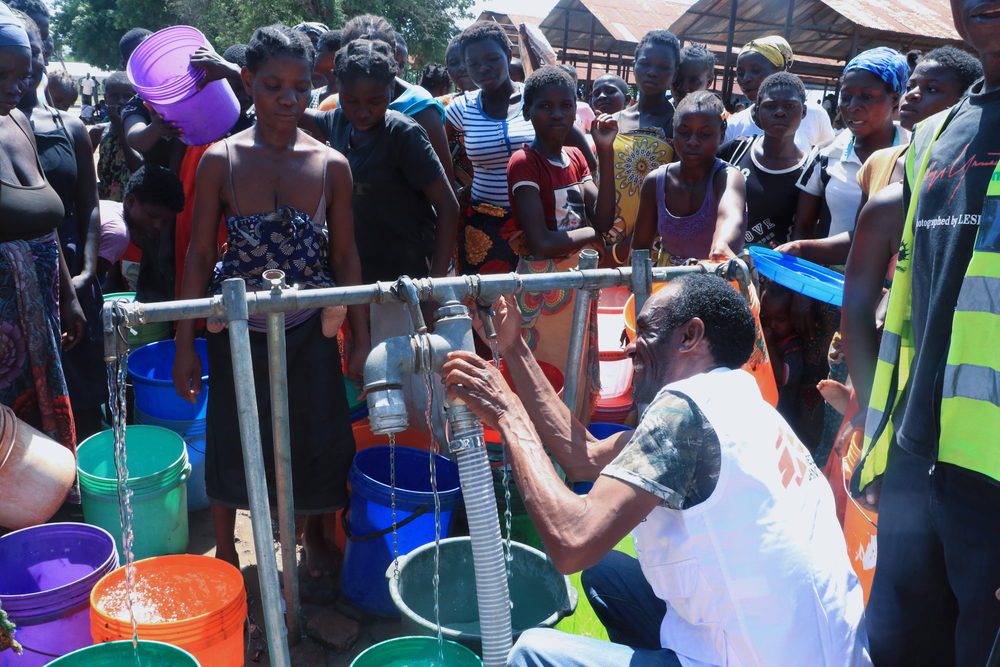 Een medewerker repareert één van de waterpunten in het ontheemdenkamp van Bangula. Vooral gebrek aan drinkbaar water en degelijke sanitatie is een probleem in de kampen 