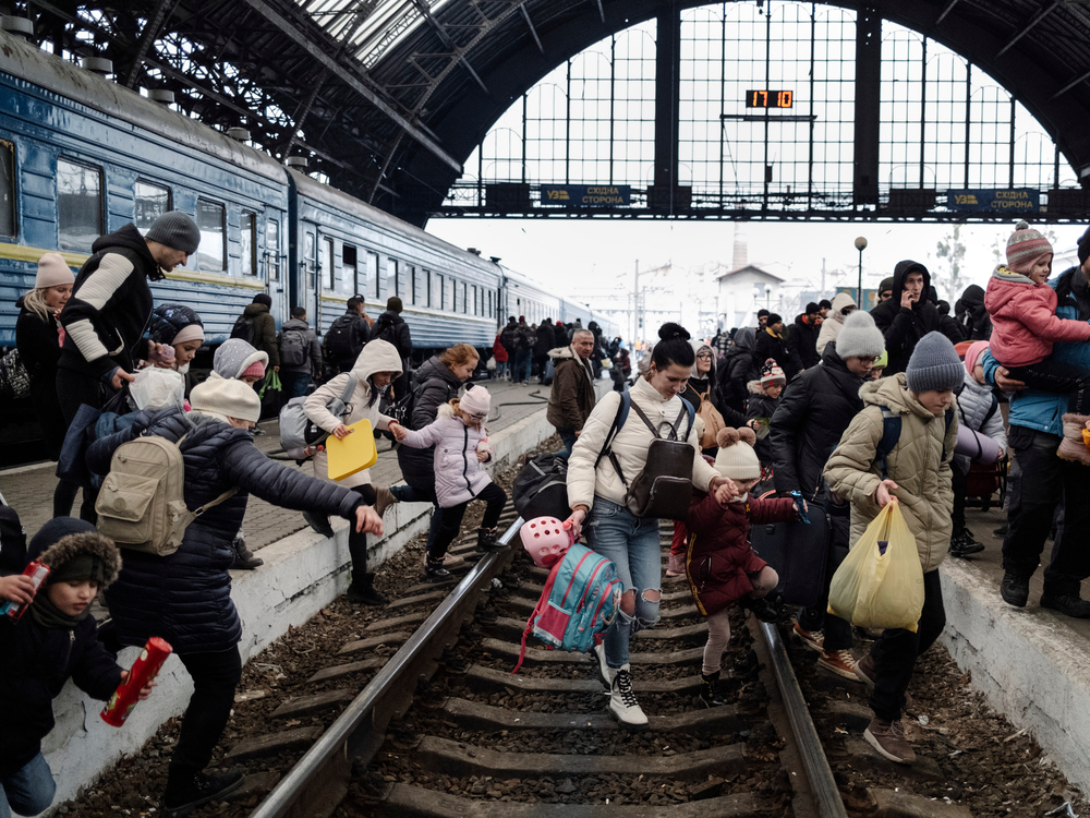 Het treinstation in Lviv op 27 februari. Honderden mensen proberen de grens met Polen te bereiken