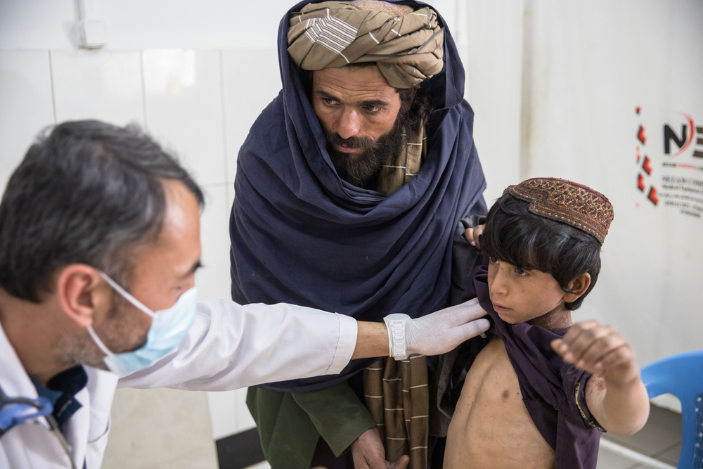 De 8-jarige Qadratullah sukkelt al 9 dagen met een abces op zijn linkerarm. Onze dokter in het Boos-ziekenhuis onderzoekt hem grondig. © Oriane Zerah , 25 januari 2022