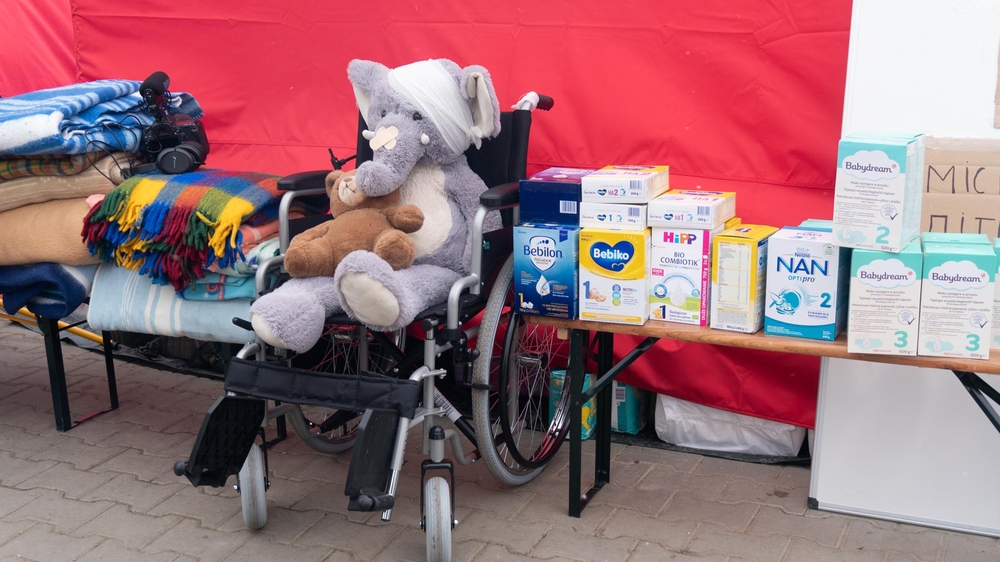 Bij de grensovergang is het (vanaf 10 maart) erg druk met Poolse en internationale vrijwilligers. Stapels gedoneerde kleding, dekens, speelgoed, babymelk en voedsel voor huisdieren staan langs de ingang van de grens. Bij de grenspost komen voortdurend mensen aan uit en vertrekken weer terug naar Oekraïne. 