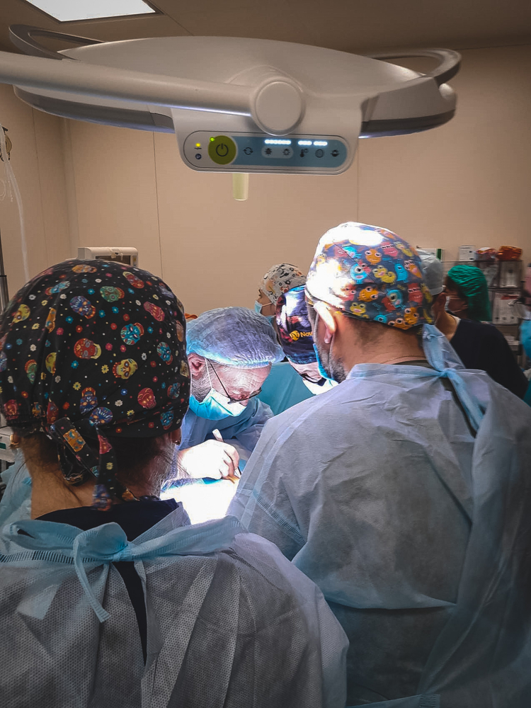 Belgisch vaatchirurg Martial Ledecq aan het werk in het Okhmatdyt-ziekenhuis in Kyiv, op 14 maart 2022 